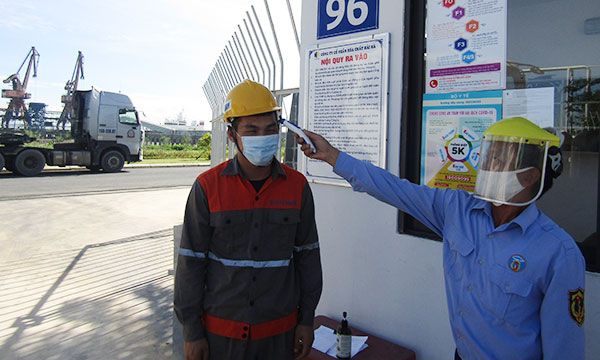Hải Hà kiểm tra khai báo y tế, đo thân nhiệt tại chốt bảo vệ Haihachem đối với khách đến công ty.